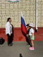 Каждый понедельник по традиции у нас в детском саду №27 "Аленький цветочек" проходит церемония поднятия Государственного флага Российской Федерации Каждый понедельник по традиции у нас в детском саду №27 "Аленький цветочек" проходит церемония поднятия Государственного флага Российской Федерации.
