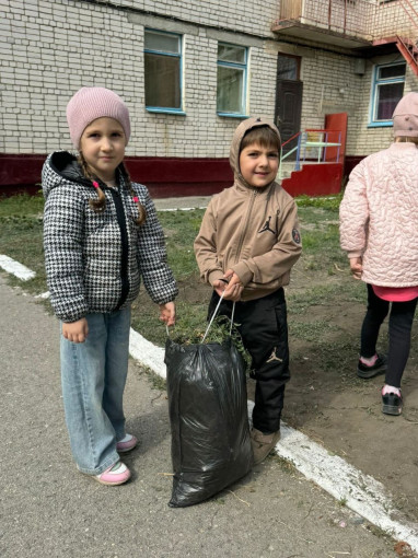 Трудовое воспитание в детском саду заключается в ознакомлении детей с трудом взрослых и в приобщении детей к доступной им трудовой деятельности. Трудовое воспитание в детском саду заключается в ознакомлении детей с трудом взрослых и в приобщении детей к доступной им трудовой деятельности.