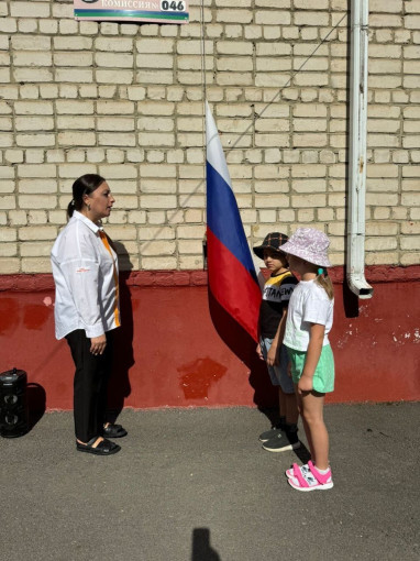 Каждый понедельник по традиции у нас в детском саду №27 "Аленький цветочек" проходит церемония поднятия Государственного флага Российской Федерации Каждый понедельник по традиции у нас в детском саду №27 "Аленький цветочек" проходит церемония поднятия Государственного флага Российской Федерации.